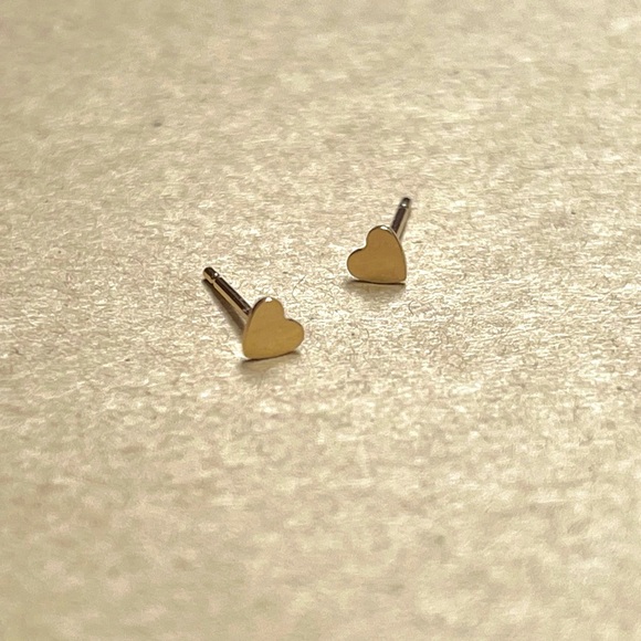 Brand NEW 14K gold-filled tiny heart stud earrings - Picture 1 of 3